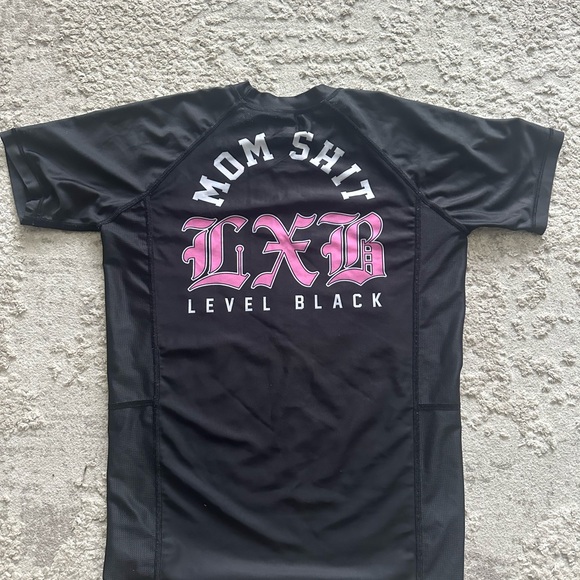 LEVEL BLACK MOM SHIT RASH GUARD - Picture 2 of 5